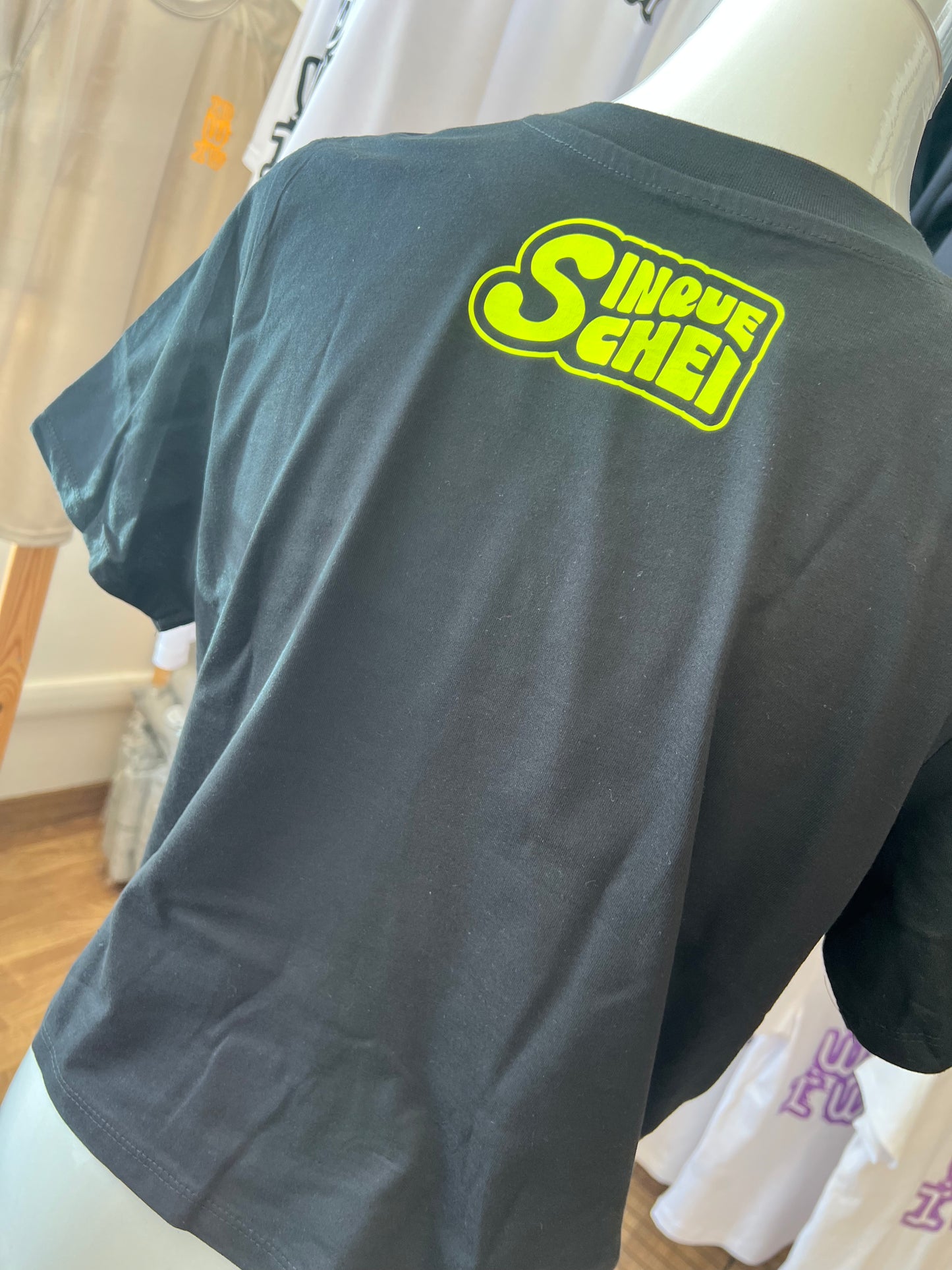 T-shirt NERA corta con stampa "5SCHEI"