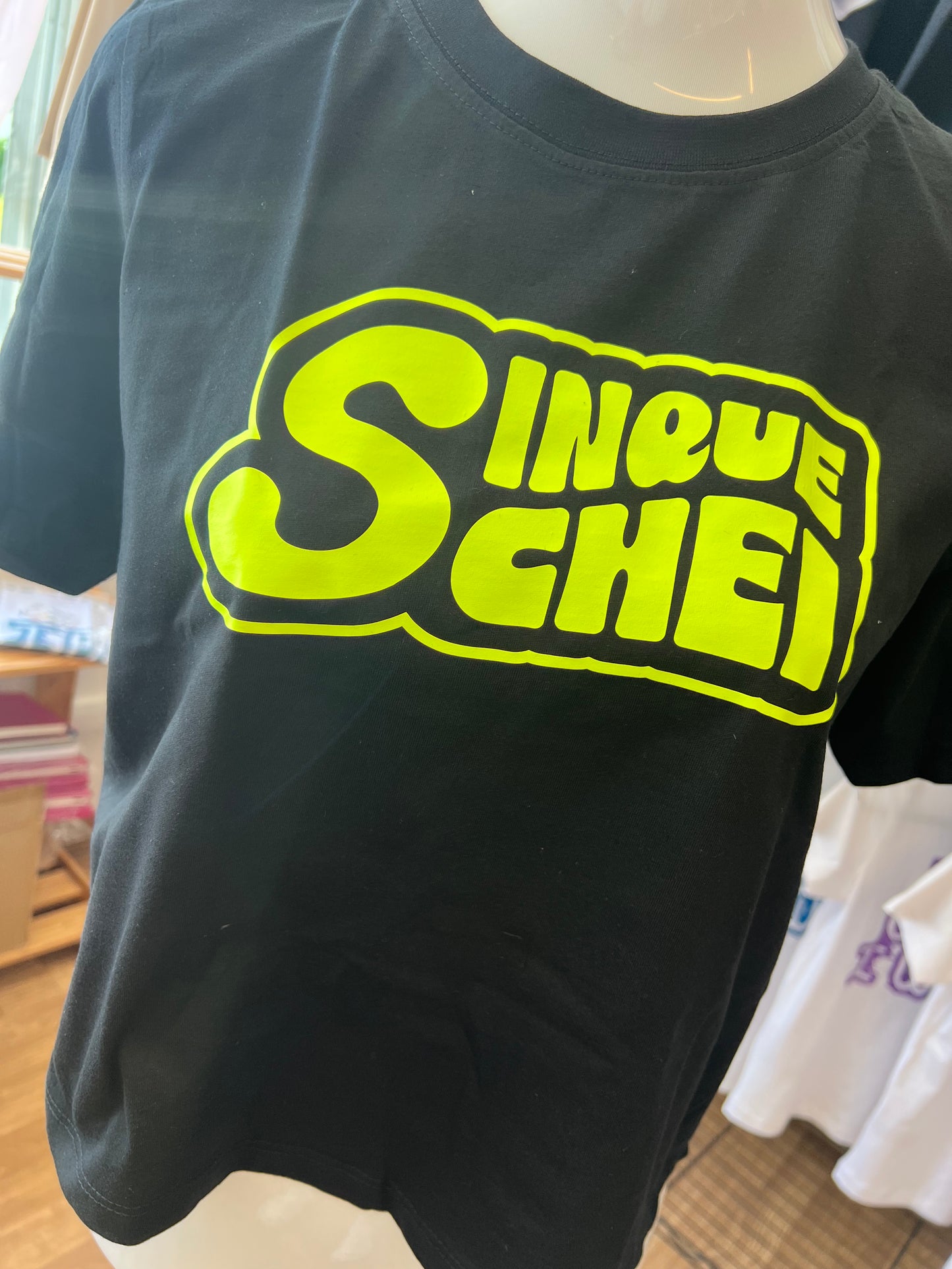 T-shirt NERA corta con stampa "5SCHEI"
