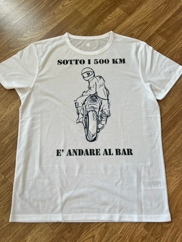 T-shirt Tatto Cotone con stampa "SOTTO I 500 KM..." di @TIZINMOTO