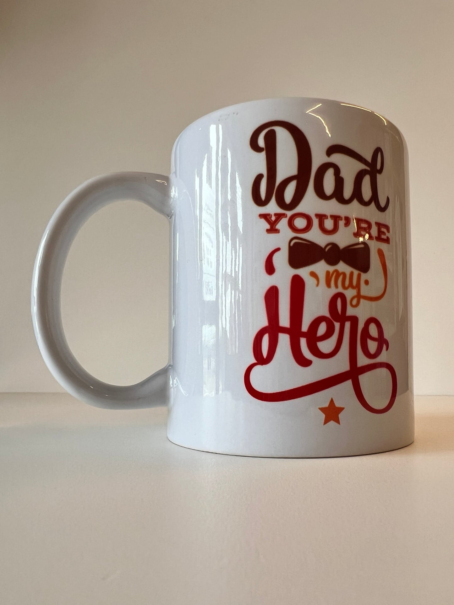 Tazza in ceramica con stampa "Dad you’re my Hero" testo colorato