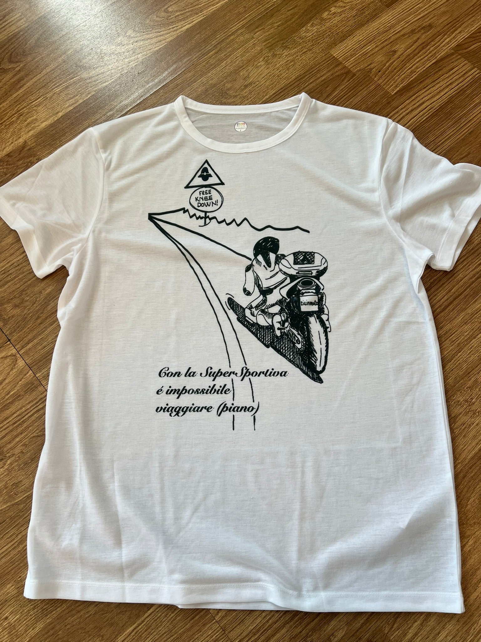 T-shirt Tatto Cotone con stampa "CON LA SUPERSPORTIVA..." di @TIZINMOTO