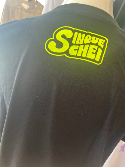 T-shirt NERA con grafica "5SCHEI"