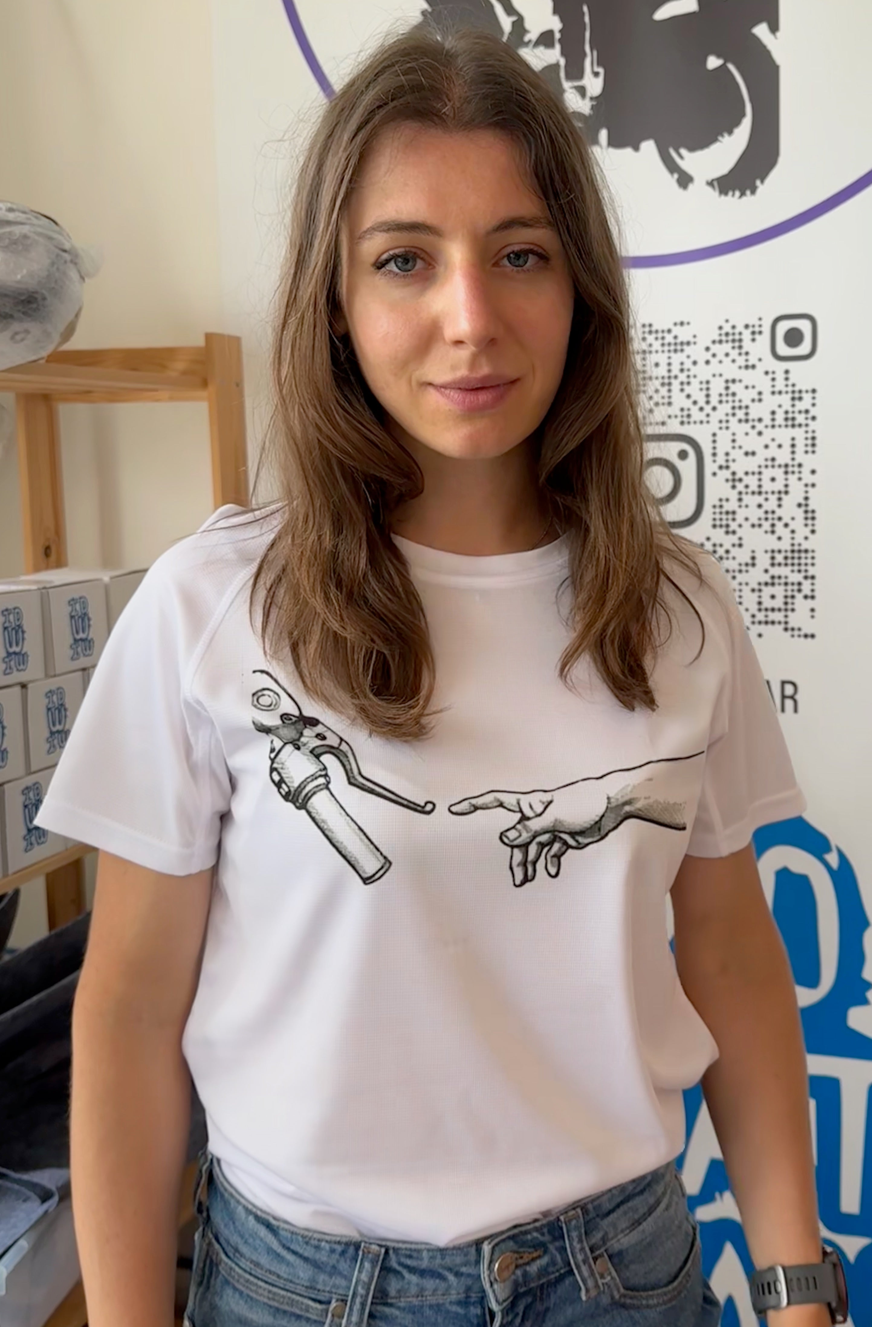 T-shirt con grafica MANO E MANUBRIO di @TIZINMOTO