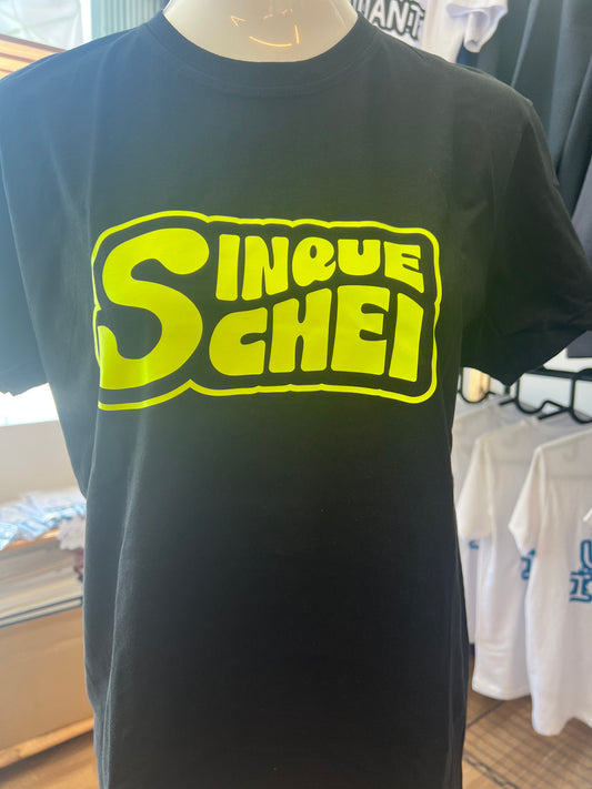 T-shirt NERA con grafica "5SCHEI"