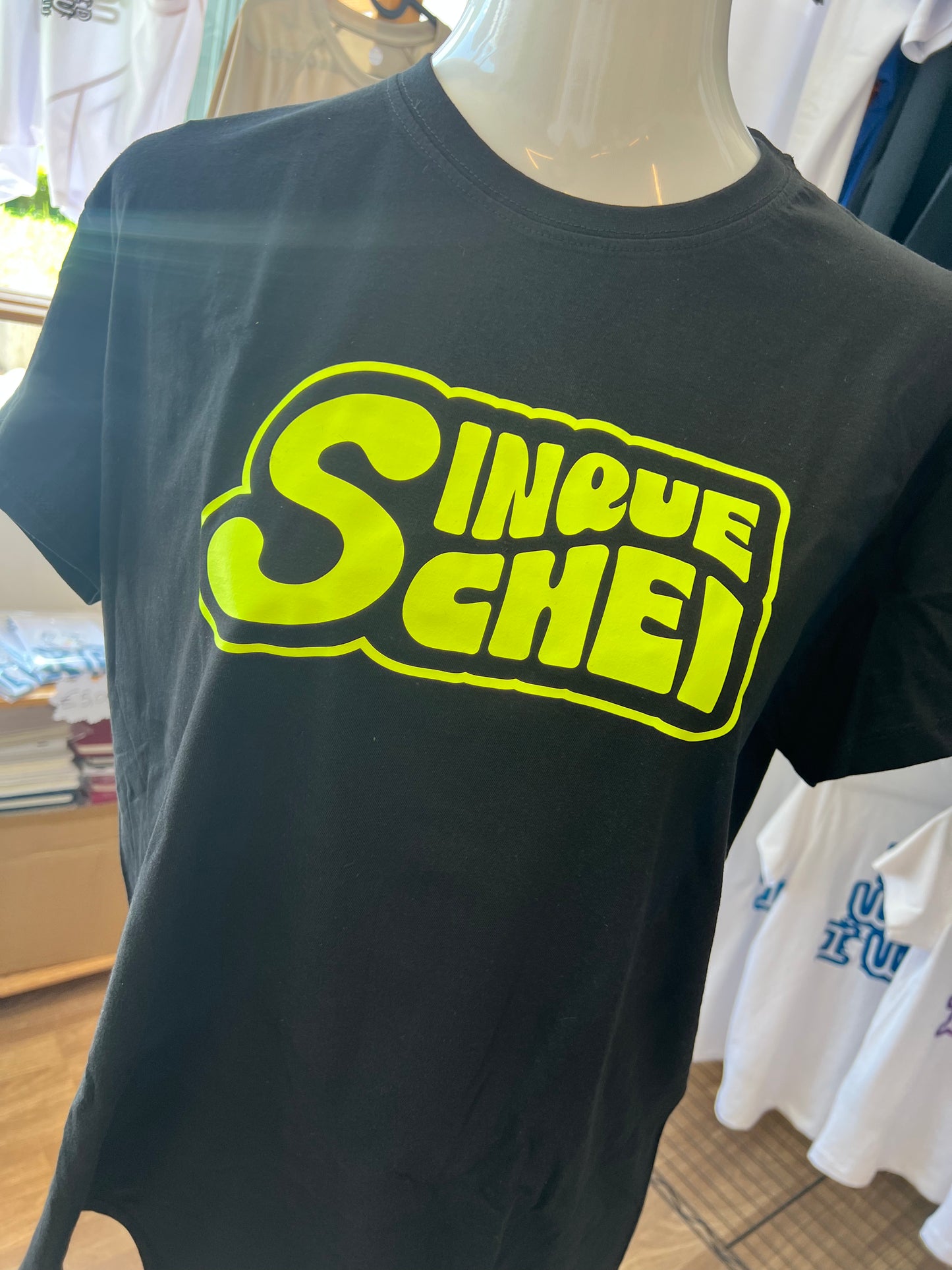 T-shirt NERA con grafica "5SCHEI"