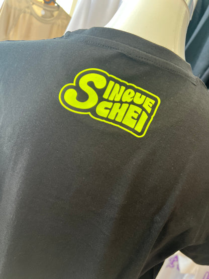 T-shirt NERA con grafica "5SCHEI"