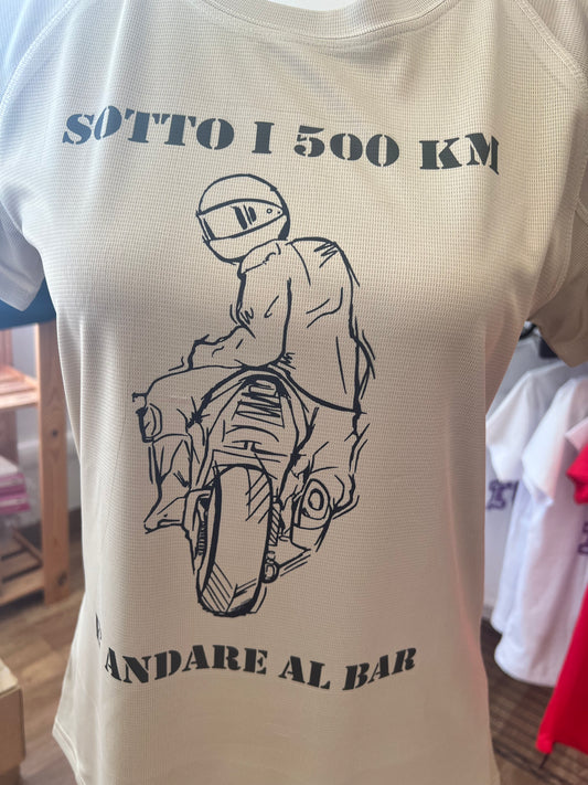 T-shirt tecnica DA DONNA con stampa "SOTTO I 500 KM..." di @TIZINMOTO