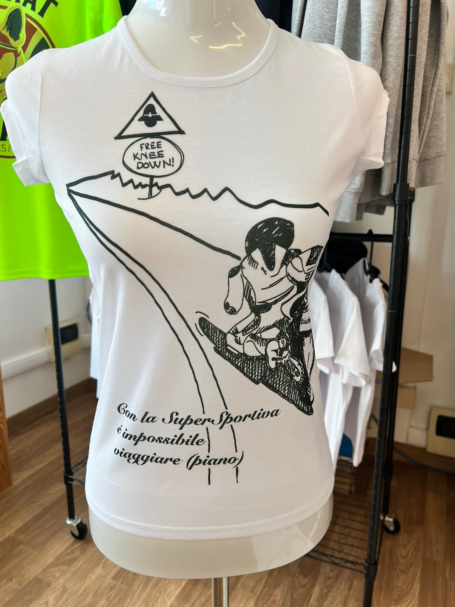 T-shirt Tatto Cotone con stampa "CON LA SUPERSPORTIVA..." di @TIZINMOTO