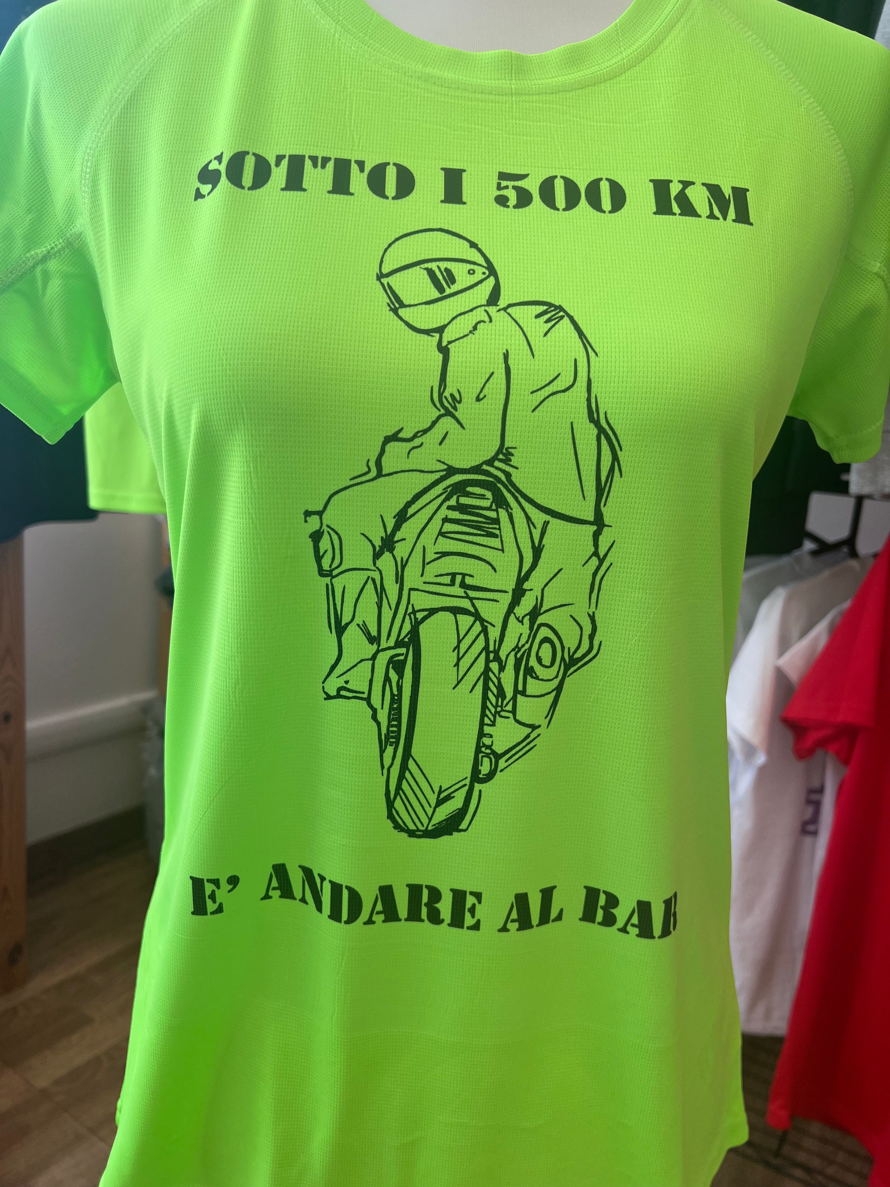 T-shirt tecnica con stampa "SOTTO I 500 KM..." di @TIZINMOTO