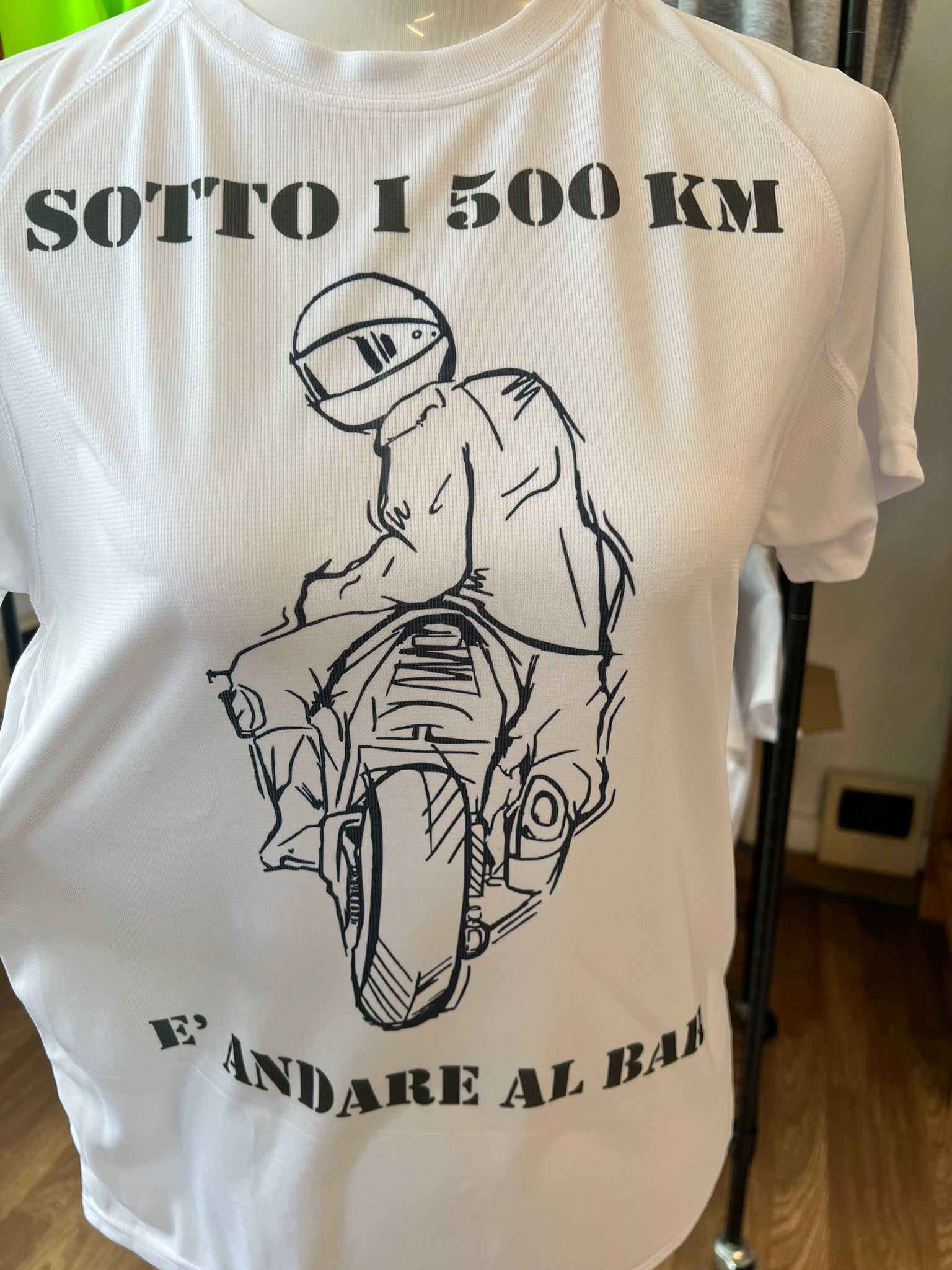 T-shirt tecnica con stampa "SOTTO I 500 KM..." di @TIZINMOTO