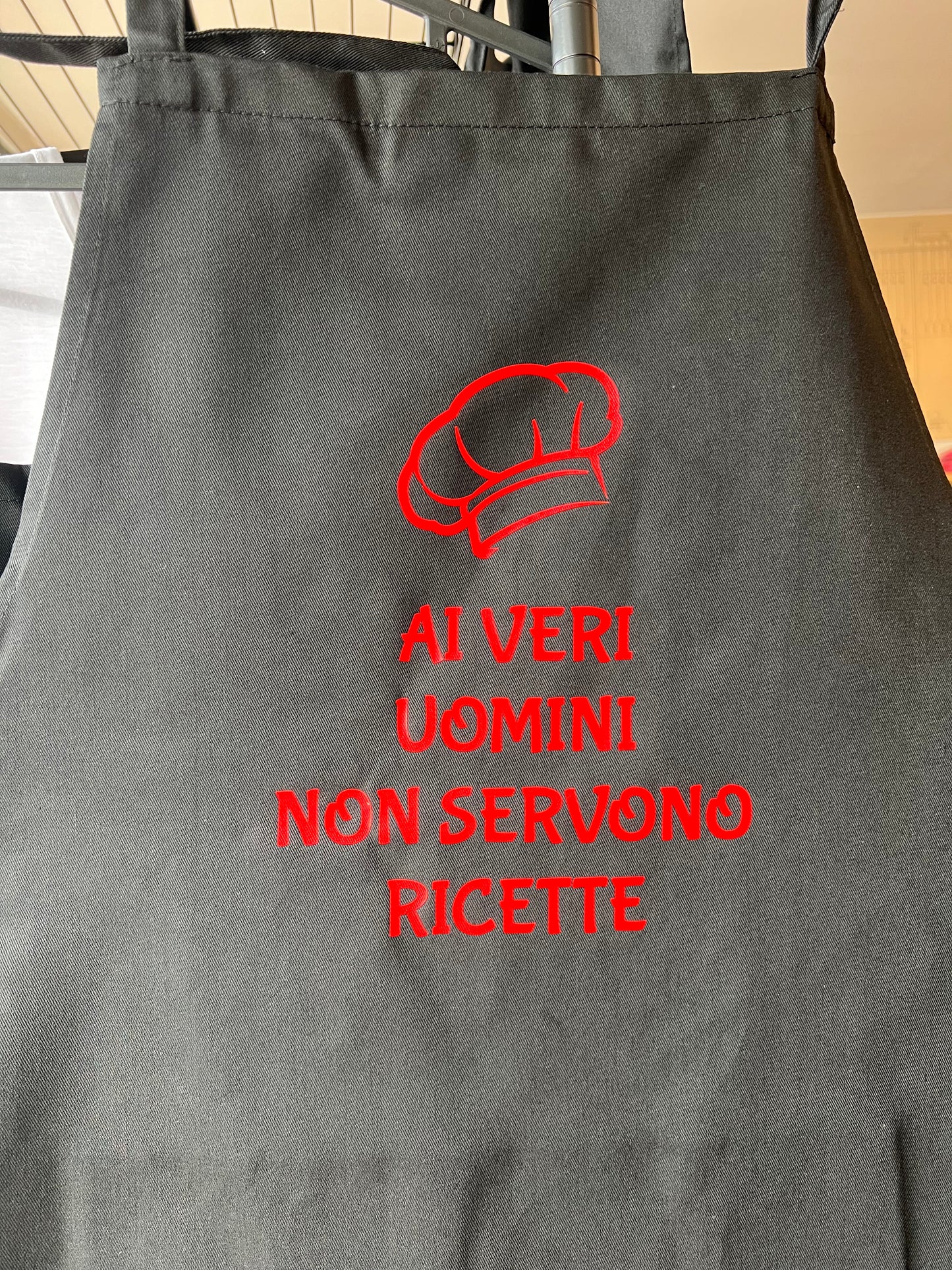 Grembiule nero da cucina-- "AI VERI UOMINI NON SERVONO RICETTE"- stampa rossa
