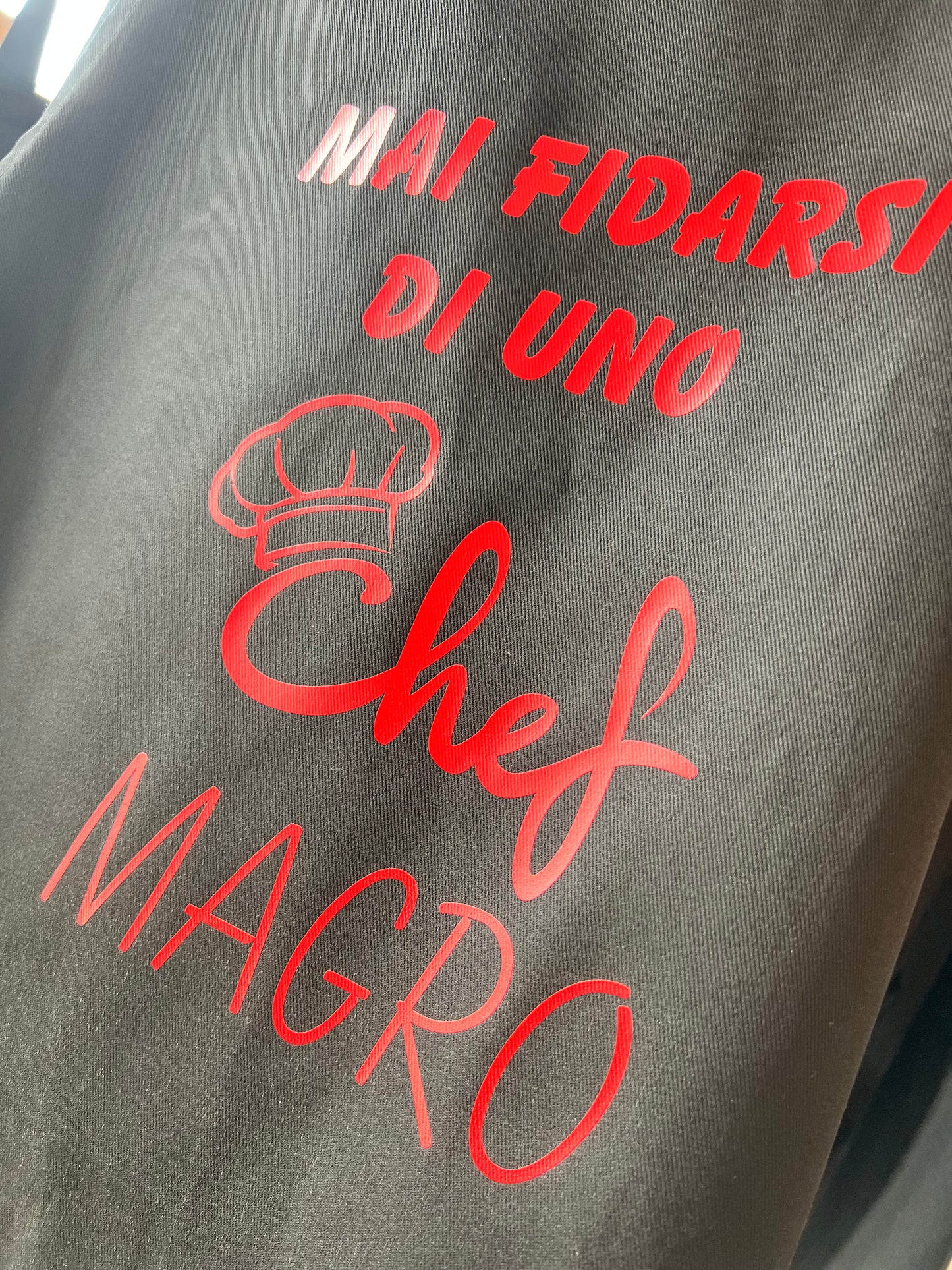 Grembiule nero da cucina-- "mai fidarsi di uno chef MAGRO"- stampa rossa