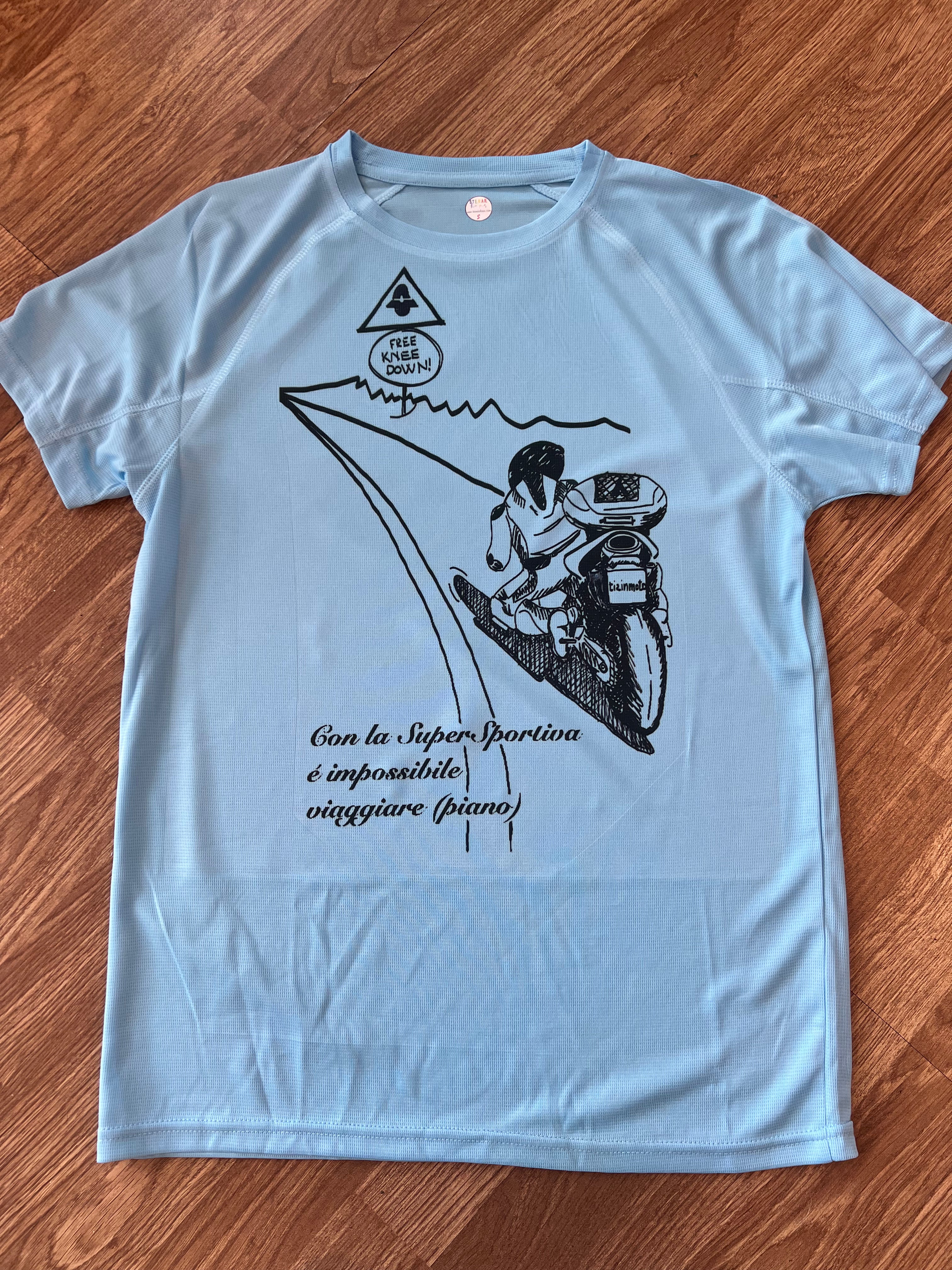 T-shirt tecnica con stampa  "CON LA SUPERSPORTIVA" di @TIZINMOTO