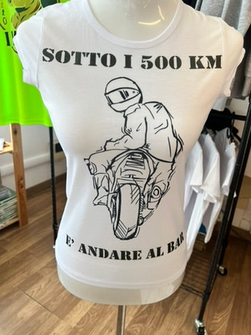 T-shirt Tatto Cotone con stampa "SOTTO I 500 KM..." di @TIZINMOTO